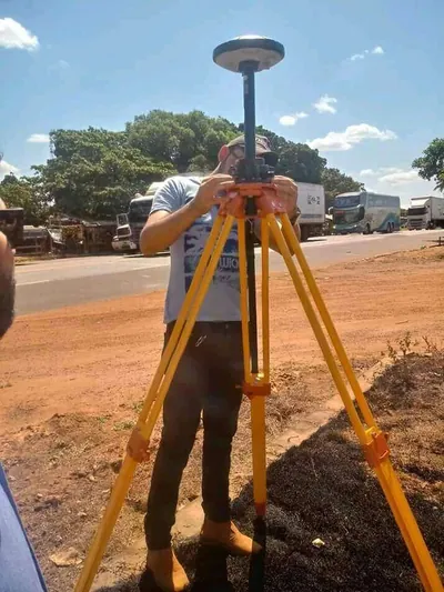 Professor Jhonata Santana em levantamento de campo com receptor GNSS